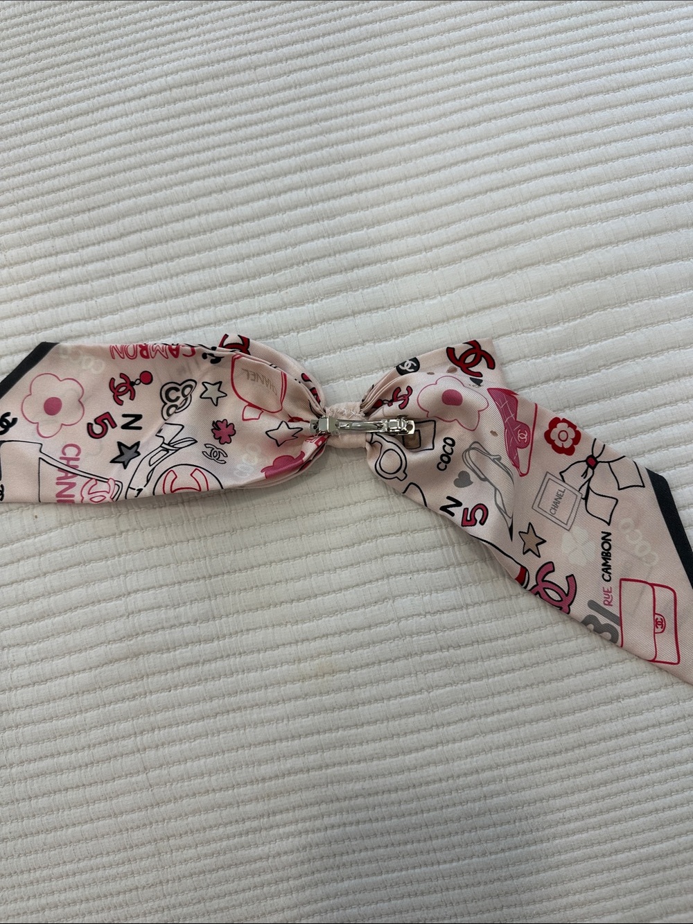 Authentic Chanel bow - Picture 6 of 6
